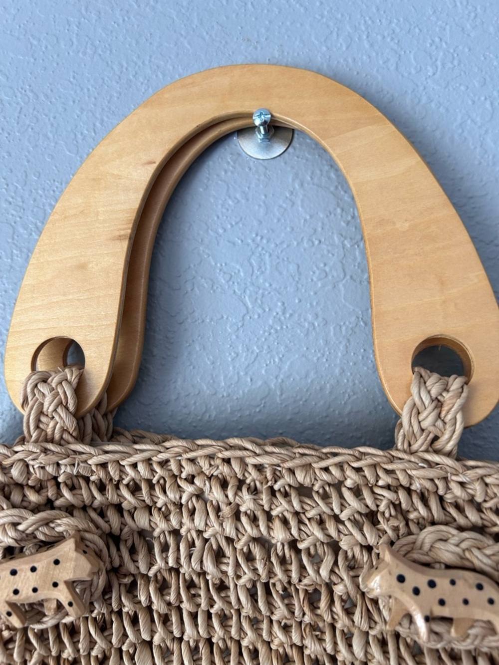 Vintage Wooden Handle Straw Bag Purse With Wooden Animal Accents - Picture 4 of 10